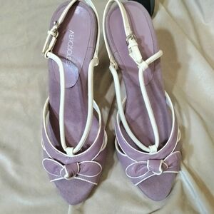 Aerosoles Chic Lavender Heels w/Ivory straps & Stylish Bow Design. Size 8.5